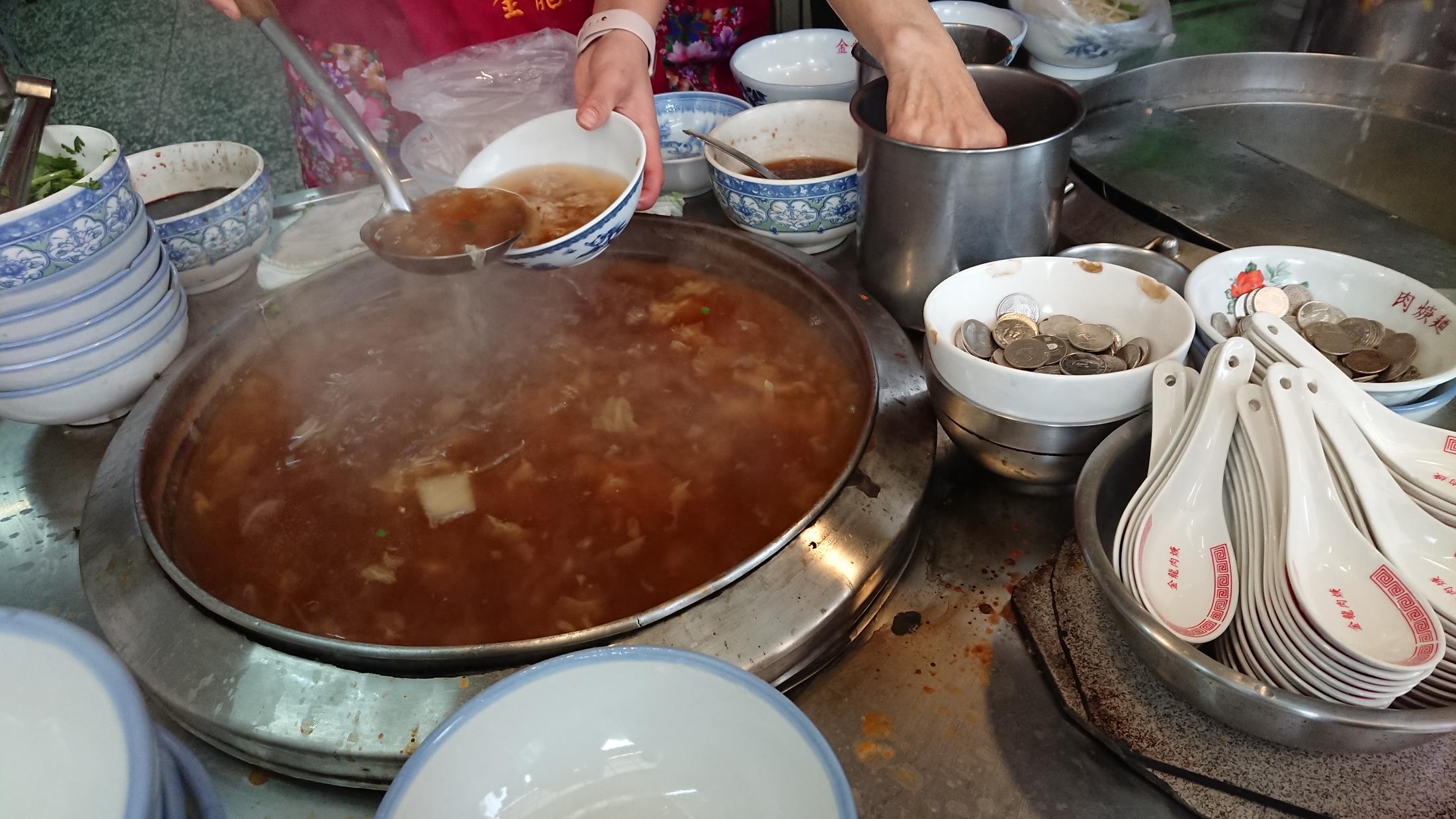 食記 金龍肉焿 基隆三沙灣的人氣肉羹湯 基隆在地美食 台灣貪吃胖的玩樂故事