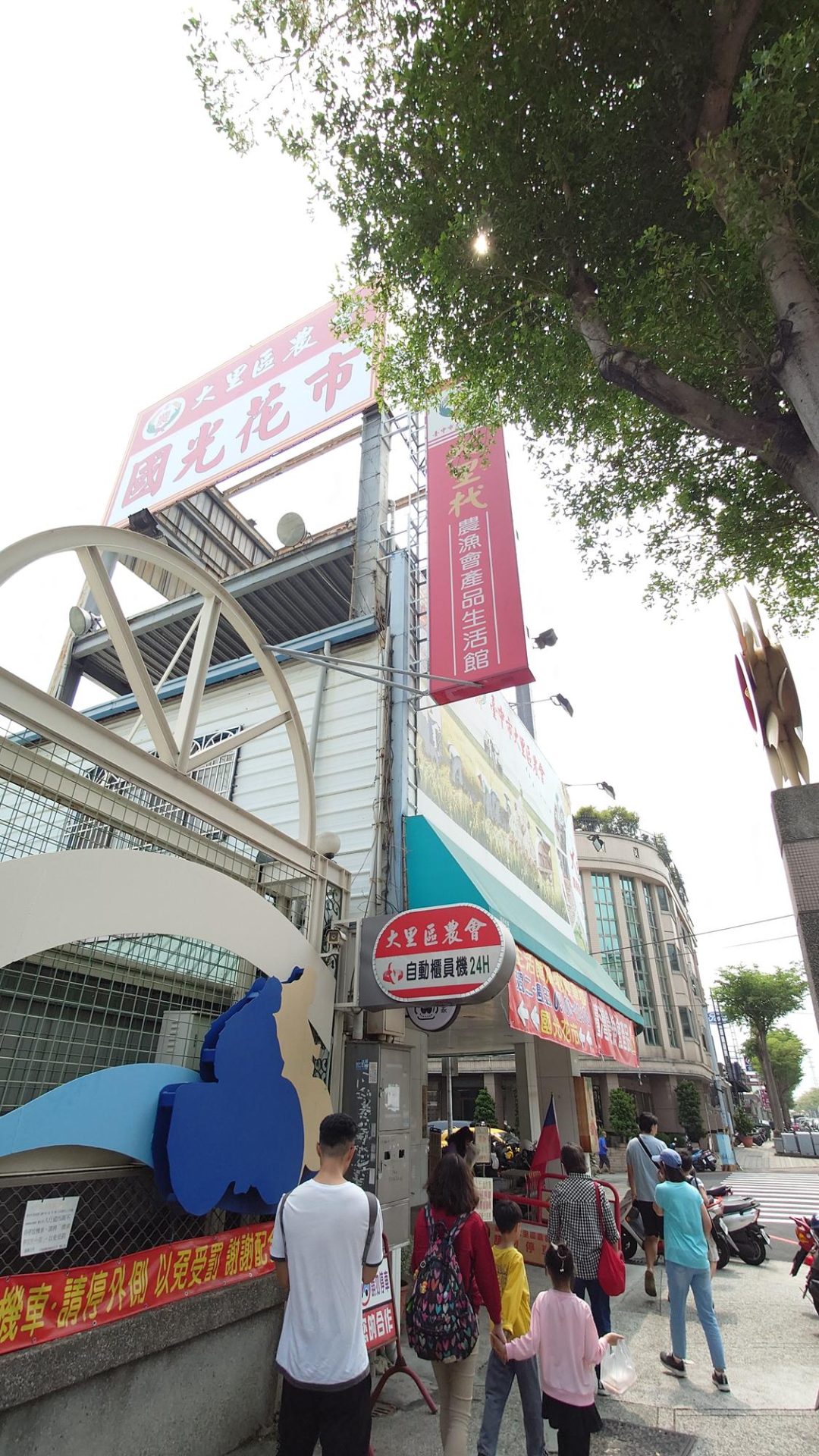 大里杙農漁會產品生活館門口人潮