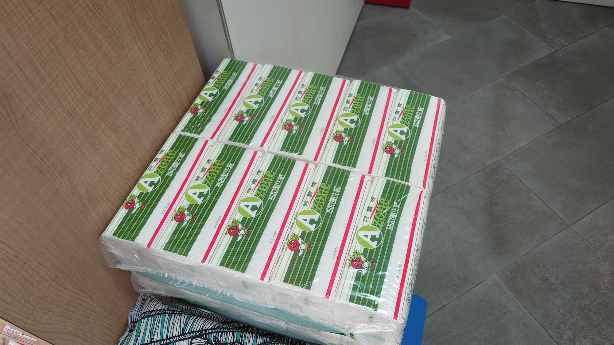 米架旁的日常用品區