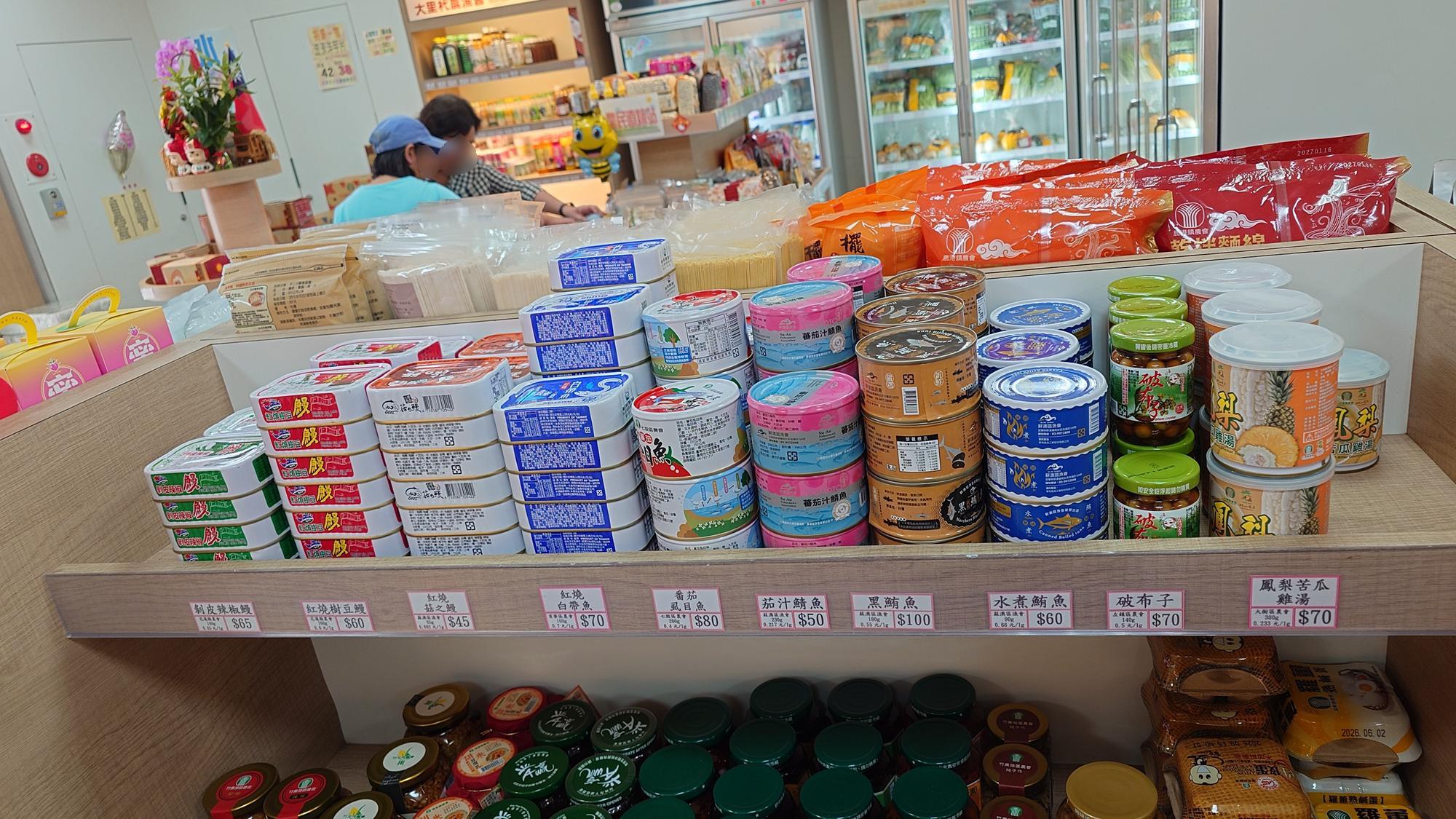 魚罐頭與鳳梨苦瓜雞湯罐頭