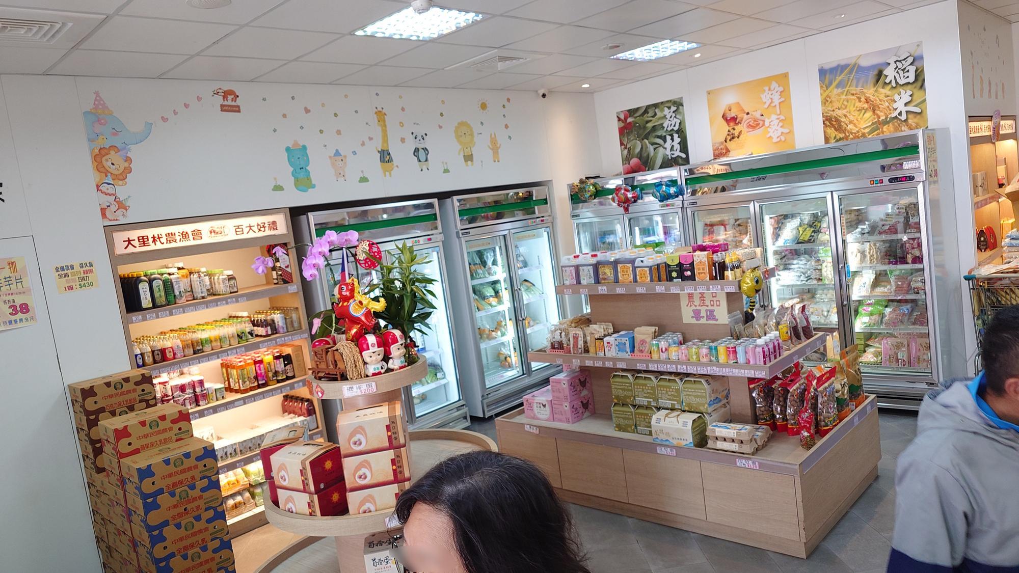 館內琳瑯滿目的農漁會商品貨架