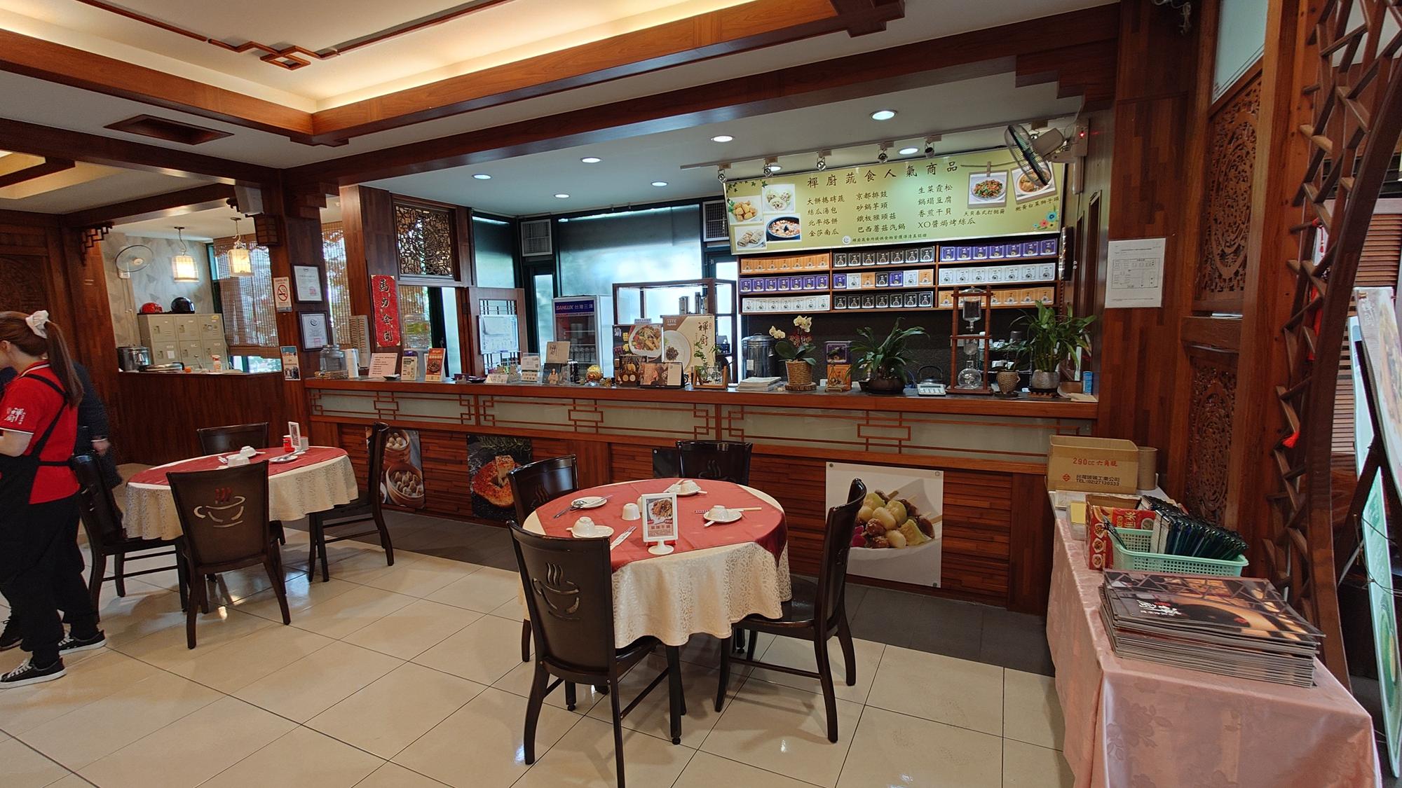 禪廚蔬食餐廳內部木質裝潢