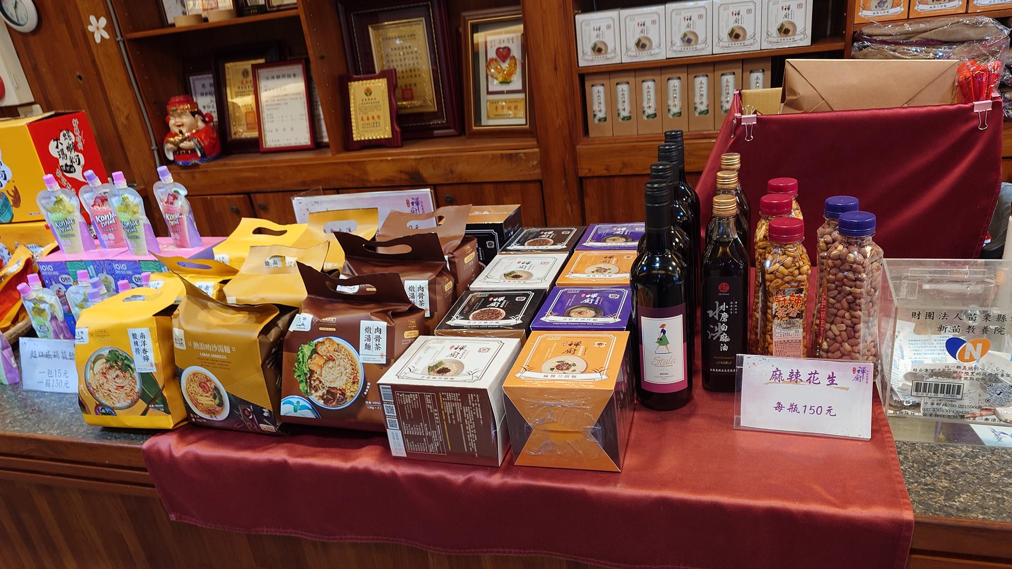 小賣舖花生與泡麵商品