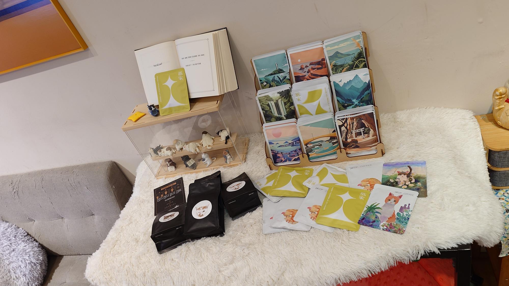 抵家咖啡店內飾品展示