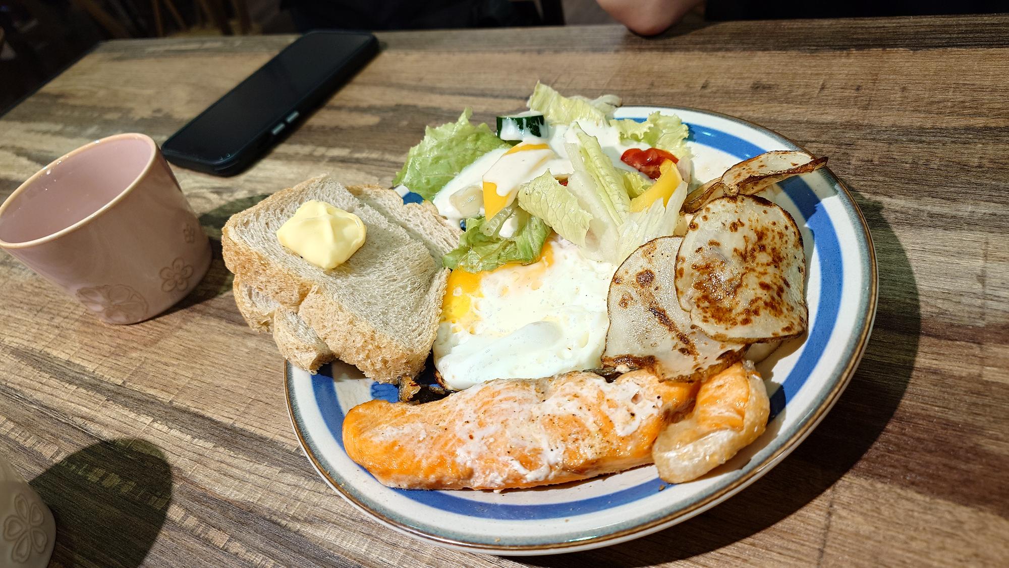 抵家咖啡早午餐Sea海鹽烤鮭魚