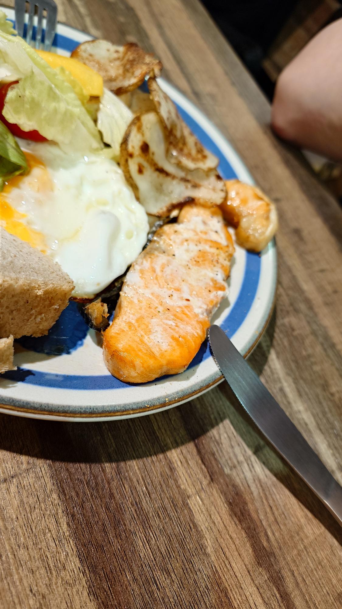 抵家咖啡鹽烤鮭魚近拍