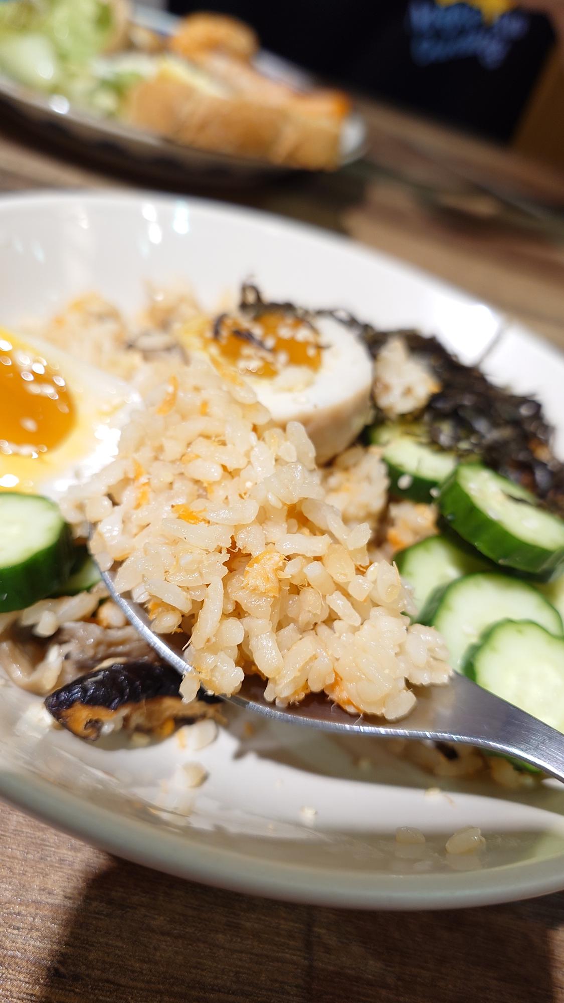 抵家咖啡鮭魚炊飯近拍