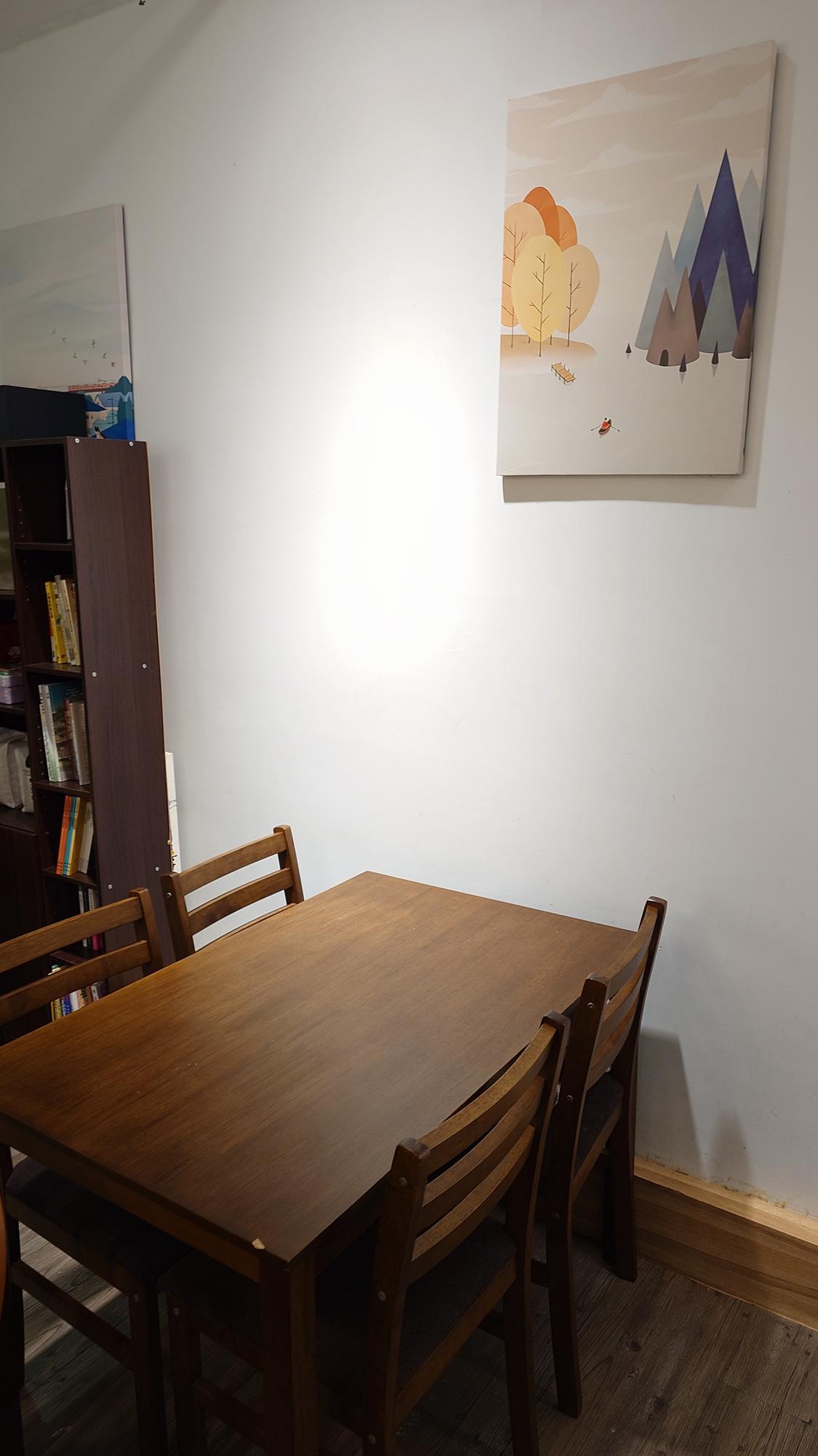 抵家咖啡店內沙發座位另一角