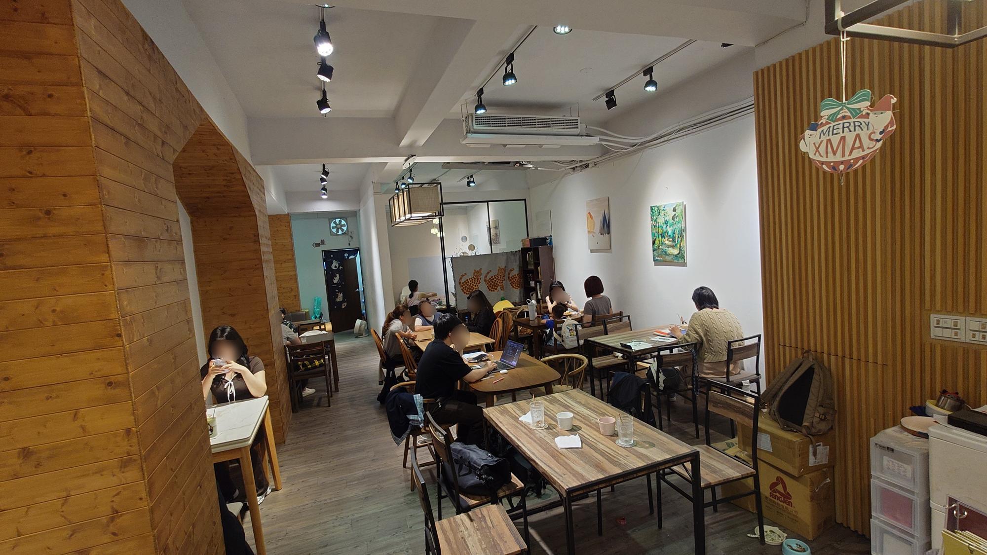 抵家咖啡木質拱門與格柵牆設計