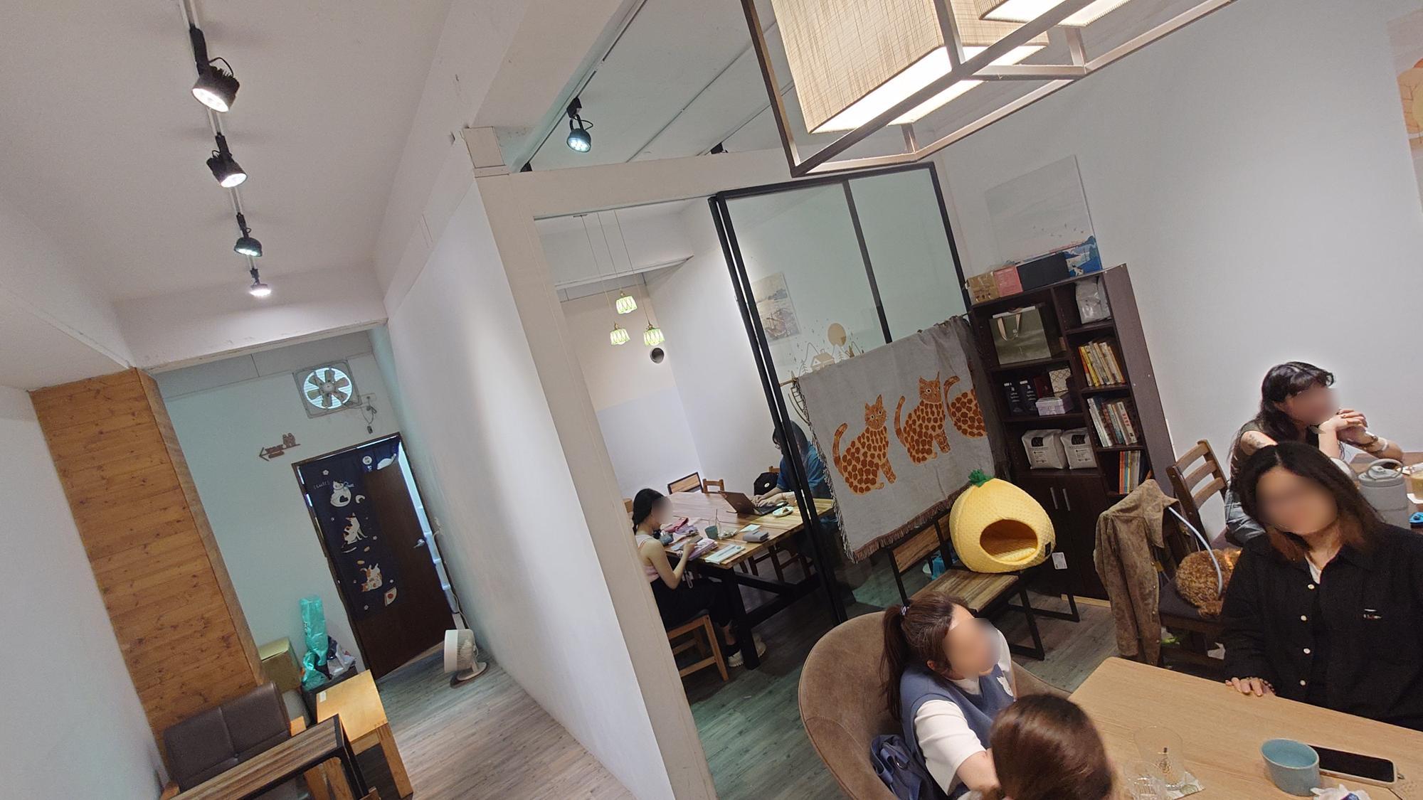 抵家咖啡適合小團體聚餐的小空間