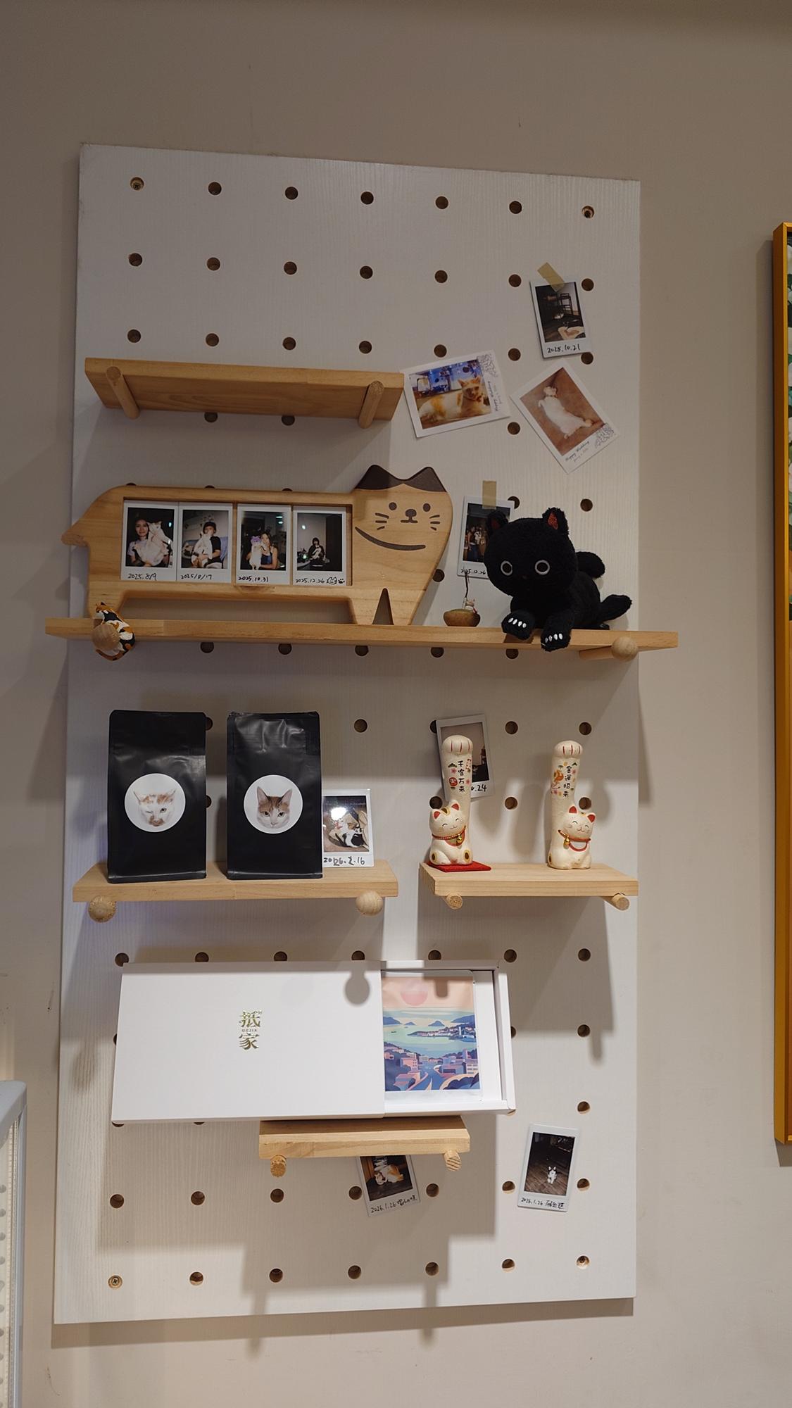 抵家咖啡店內貓咪照片與擺設