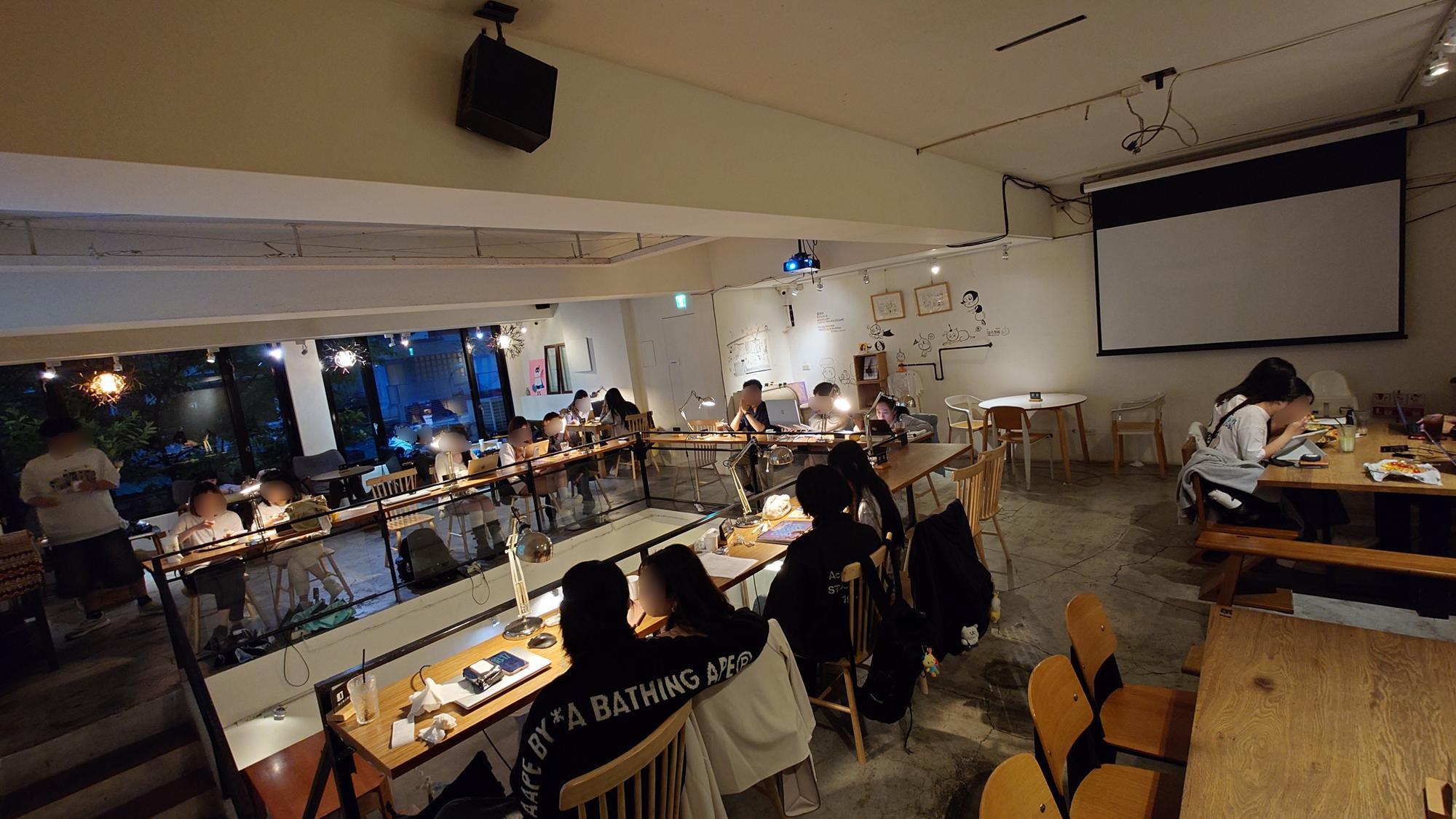 Arthere Café 上樓看看咖啡二樓書桌區