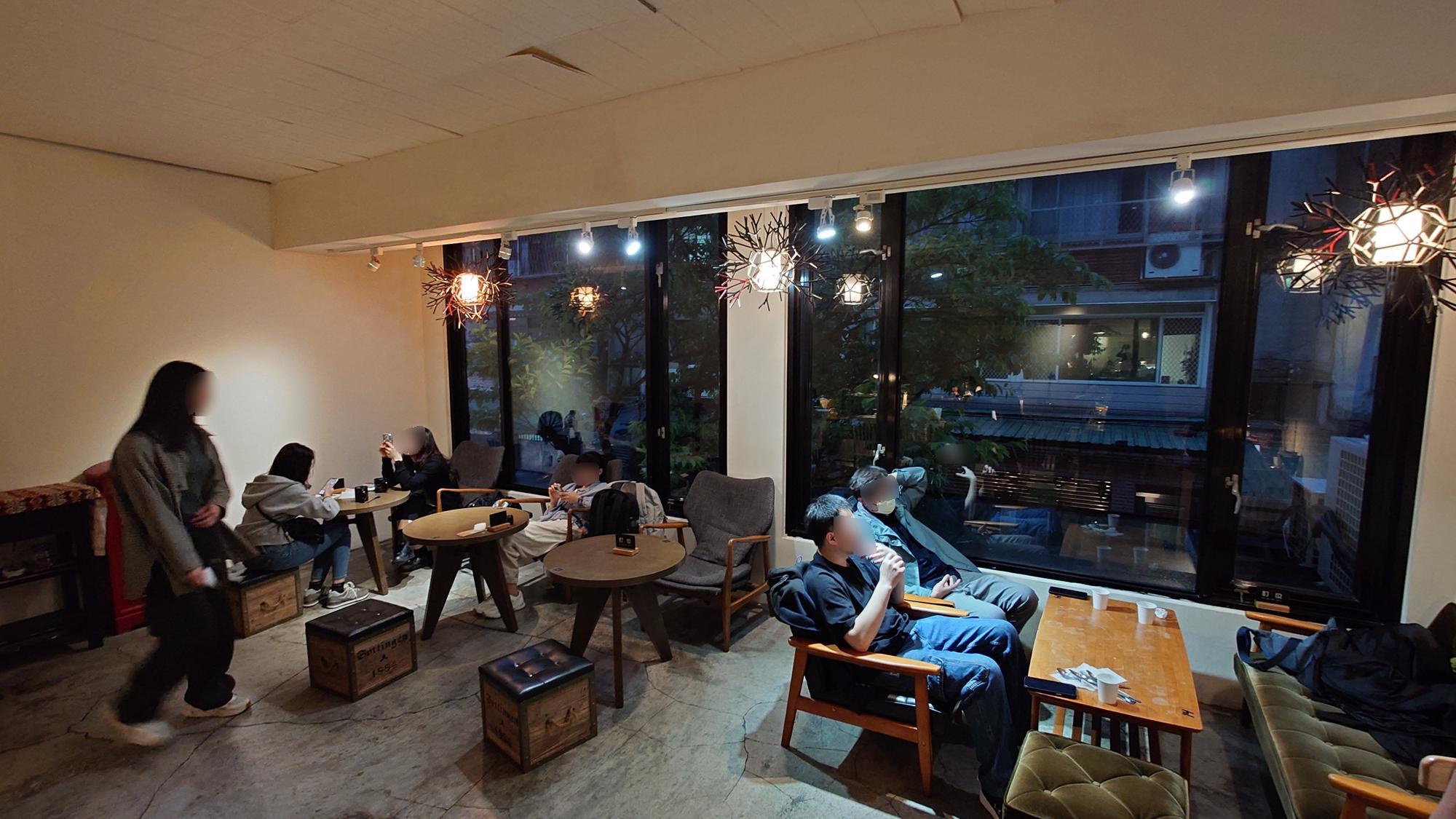 Arthere Café 上樓看看咖啡沙發區與落地窗