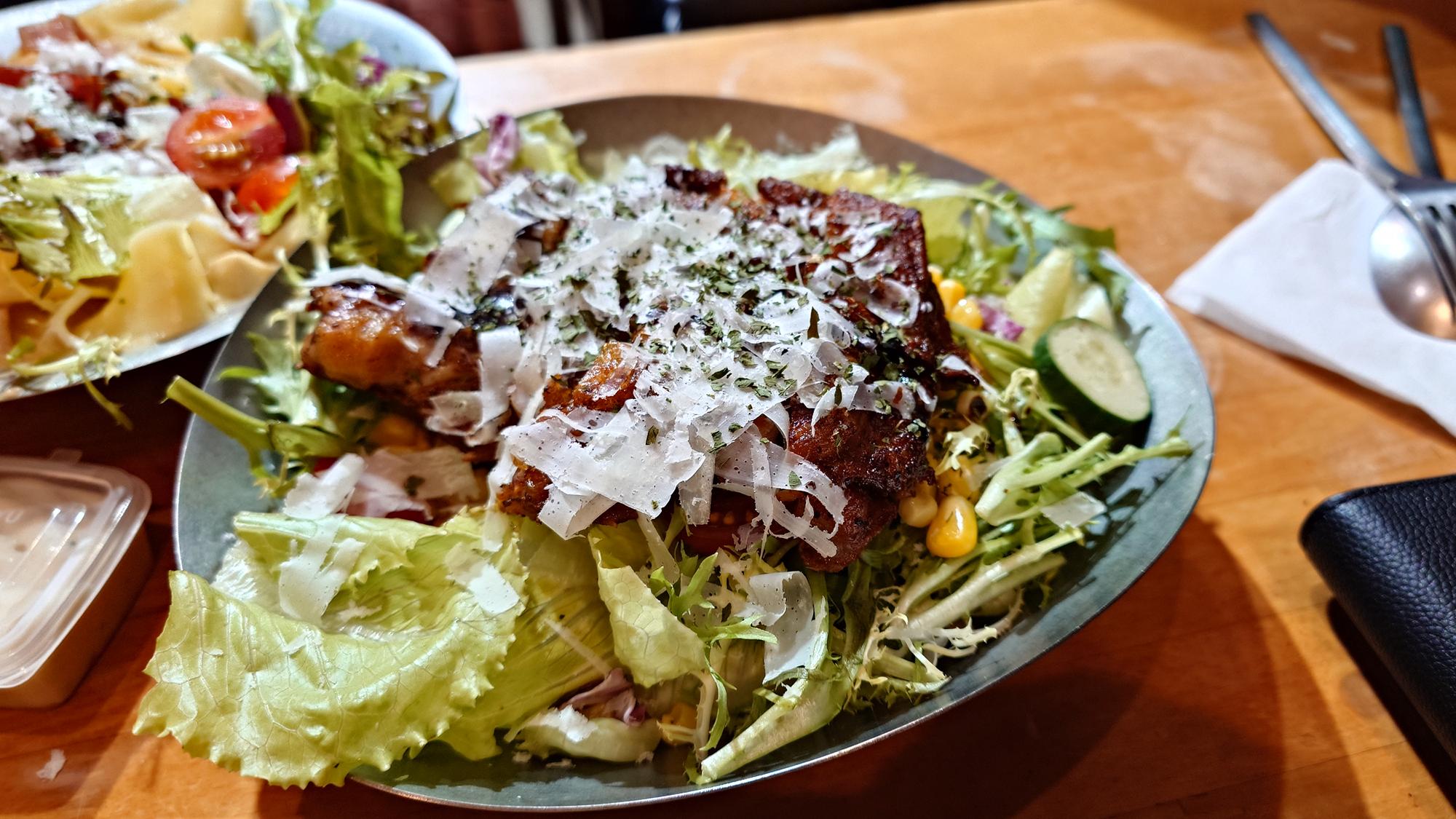 Arthere Café 上樓看看咖啡雞腿凱薩沙拉