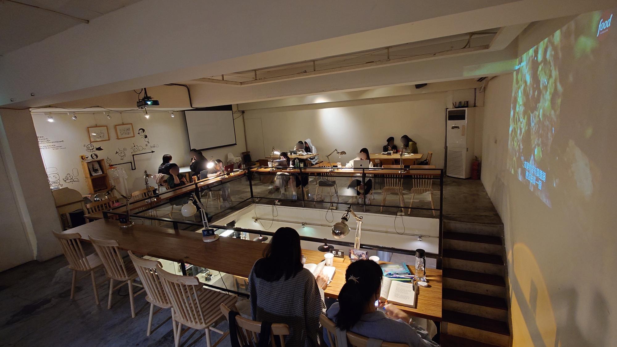 Arthere Café 上樓看看咖啡二樓座位與插座空間