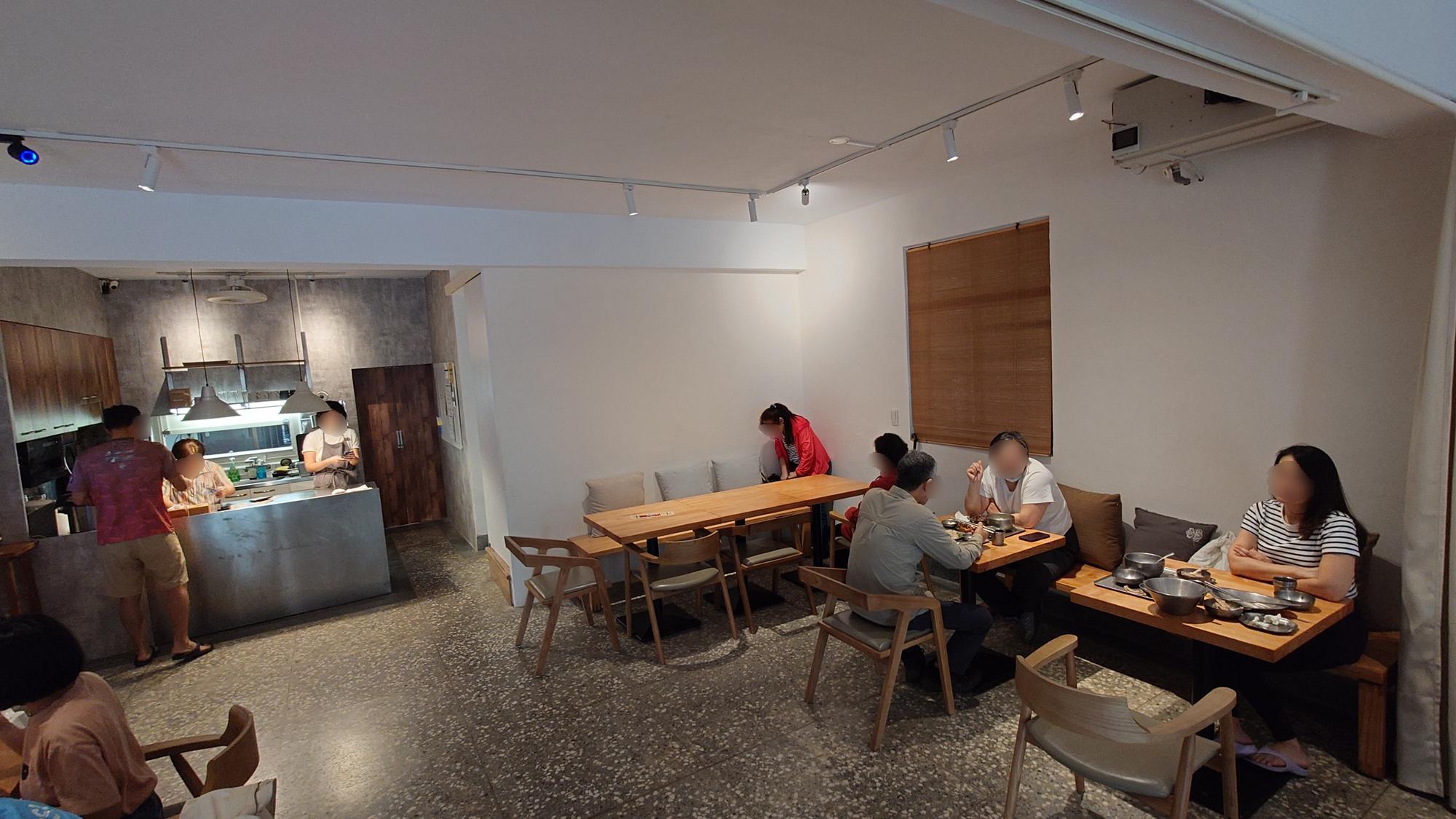 蜜廚店內原木餐桌與用餐空間