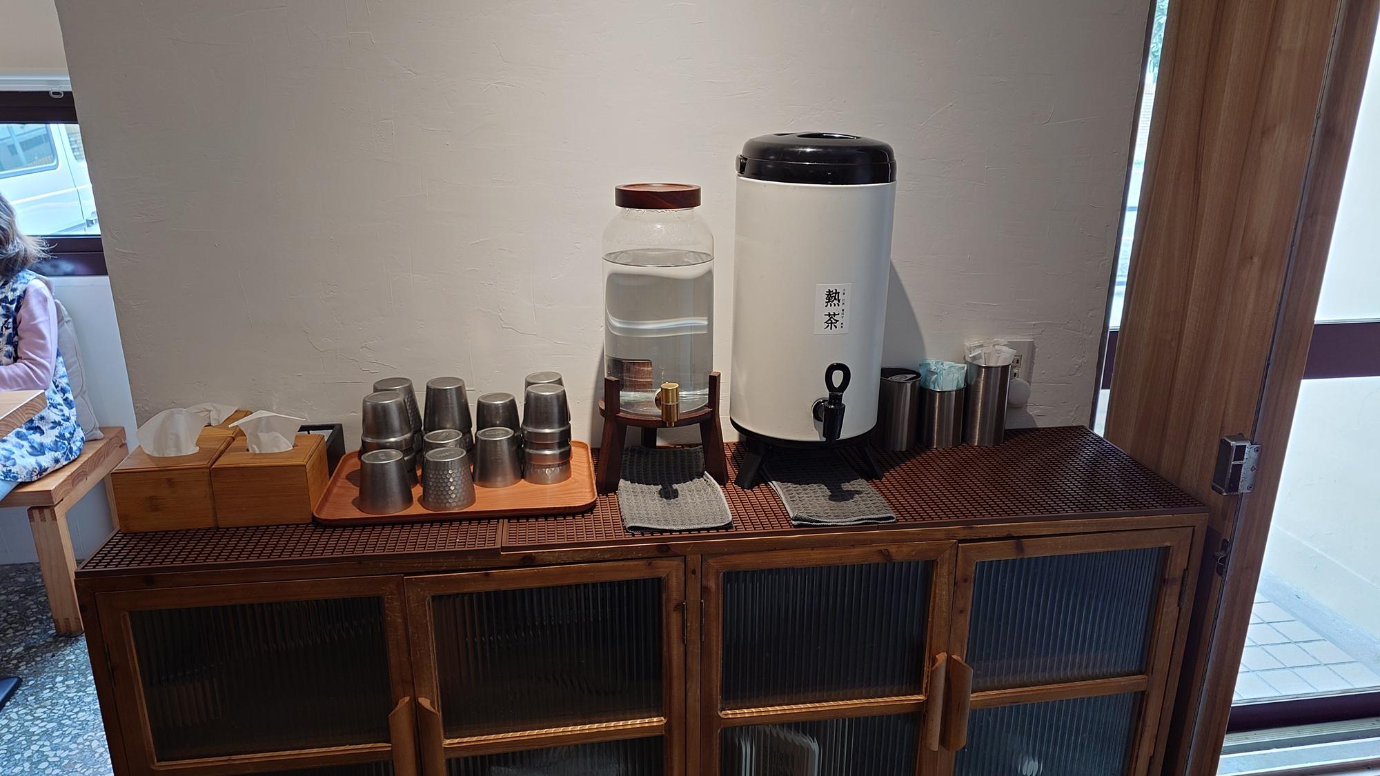 蜜廚開水熱茶自助區與餐巾紙