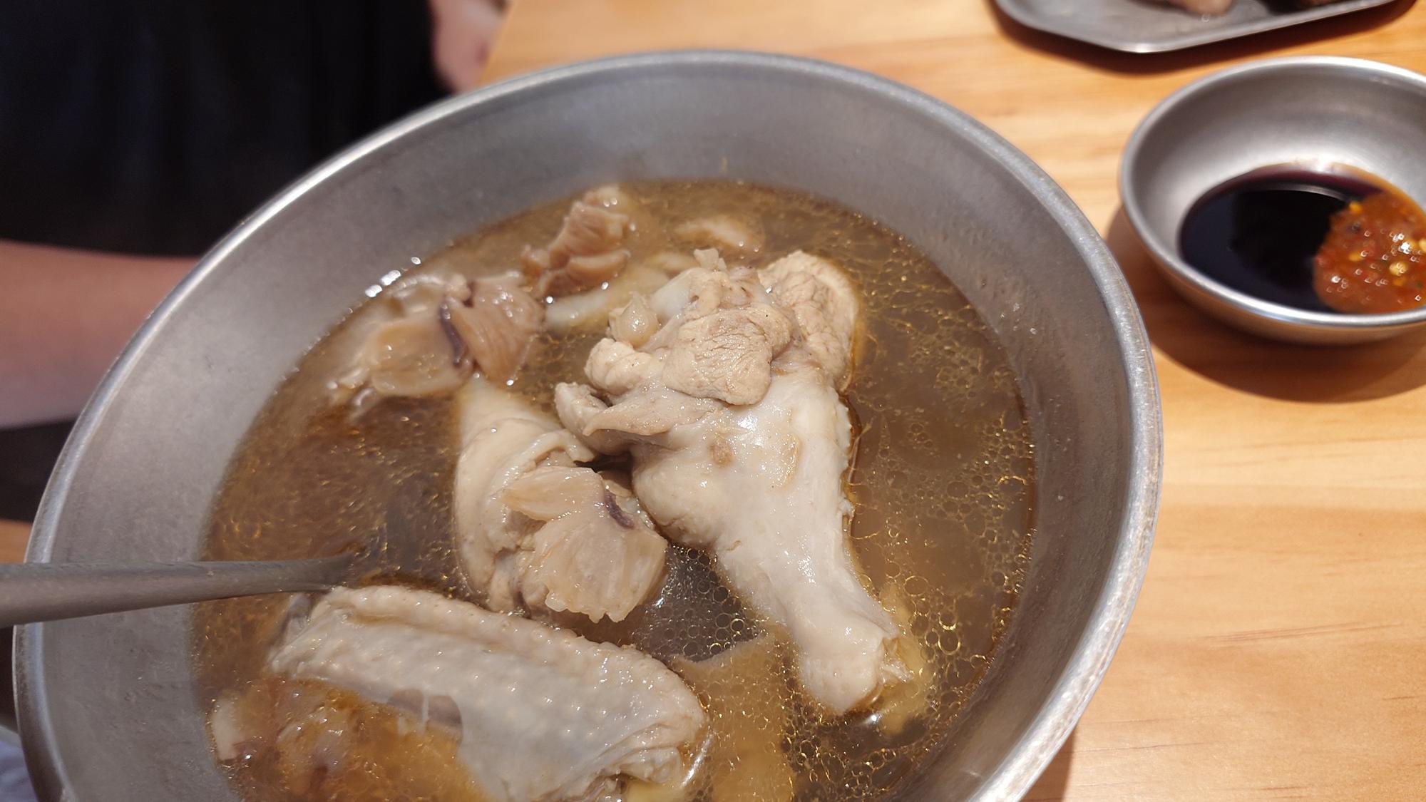 麻油雞湯雞腿與酒香湯頭