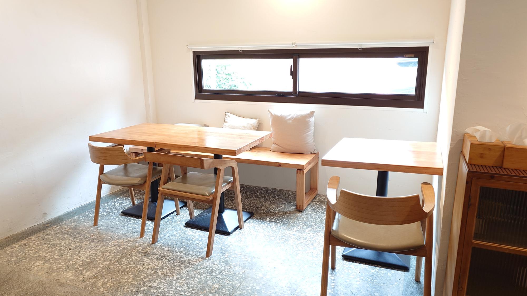 蜜廚店內午後採光與用餐氛圍