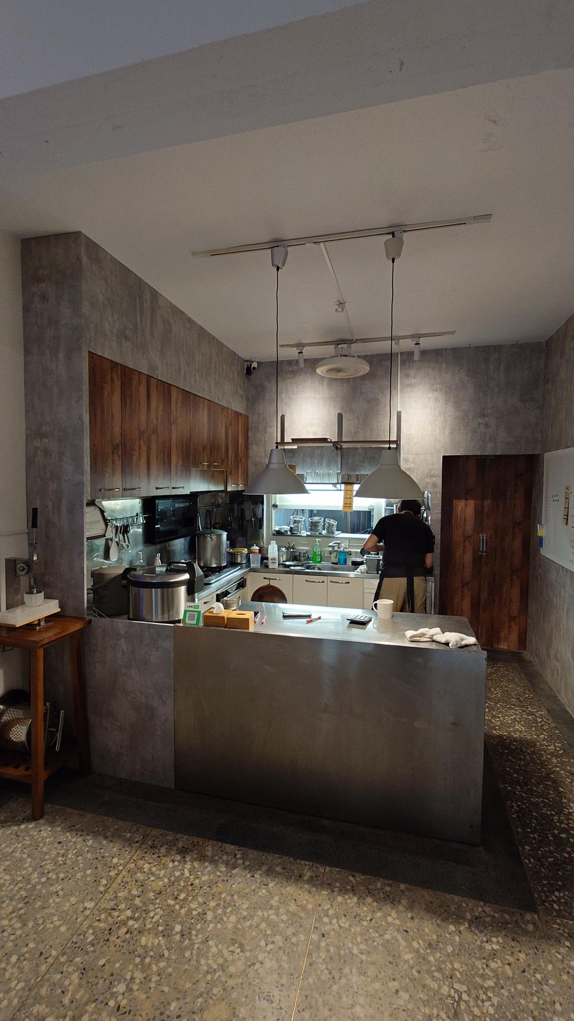 蜜廚店內吊燈與簡約裝潢氛圍