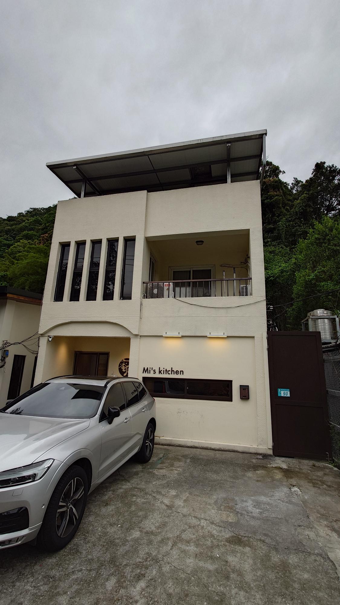 蜜廚中式料理重新裝潢後的白色外牆