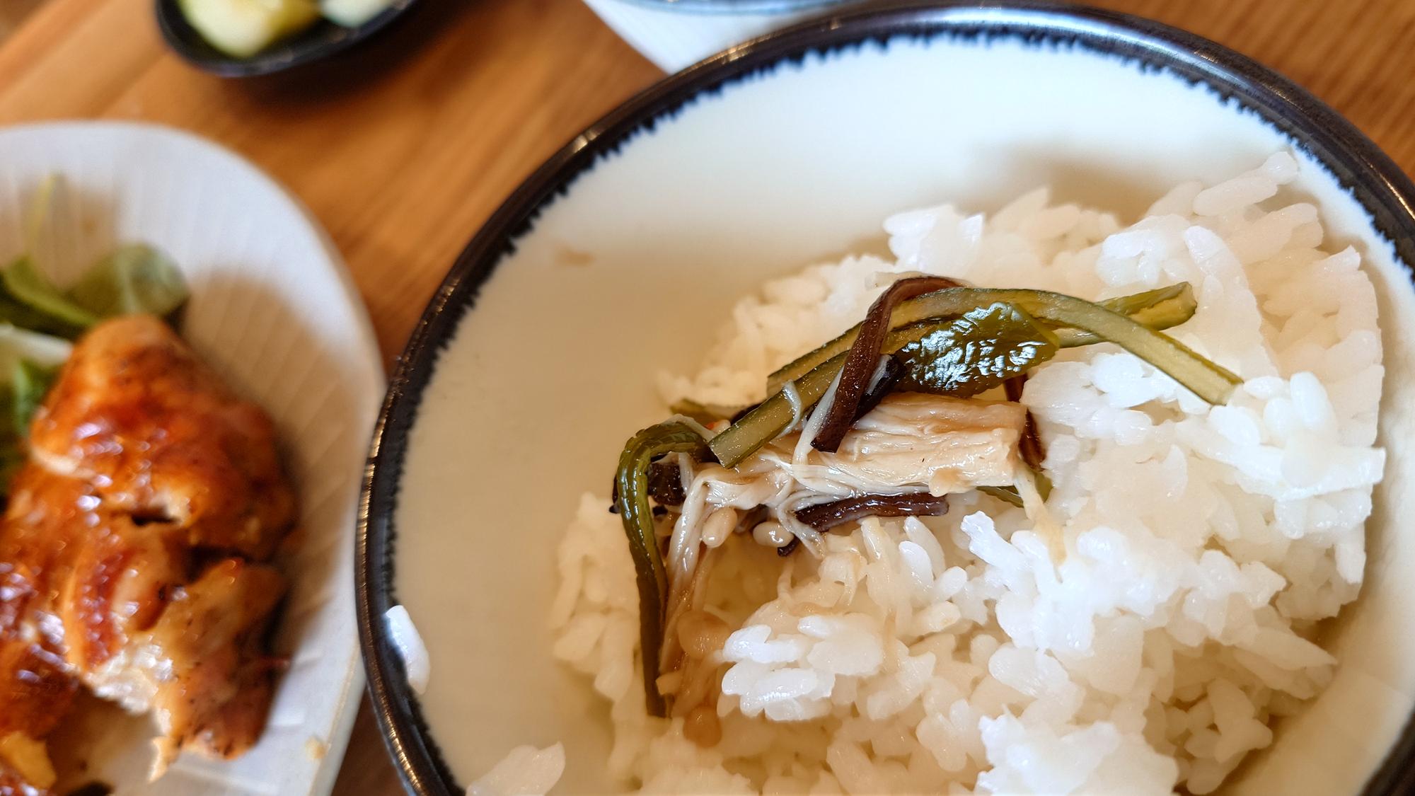 香草雞腿排下飯配菜