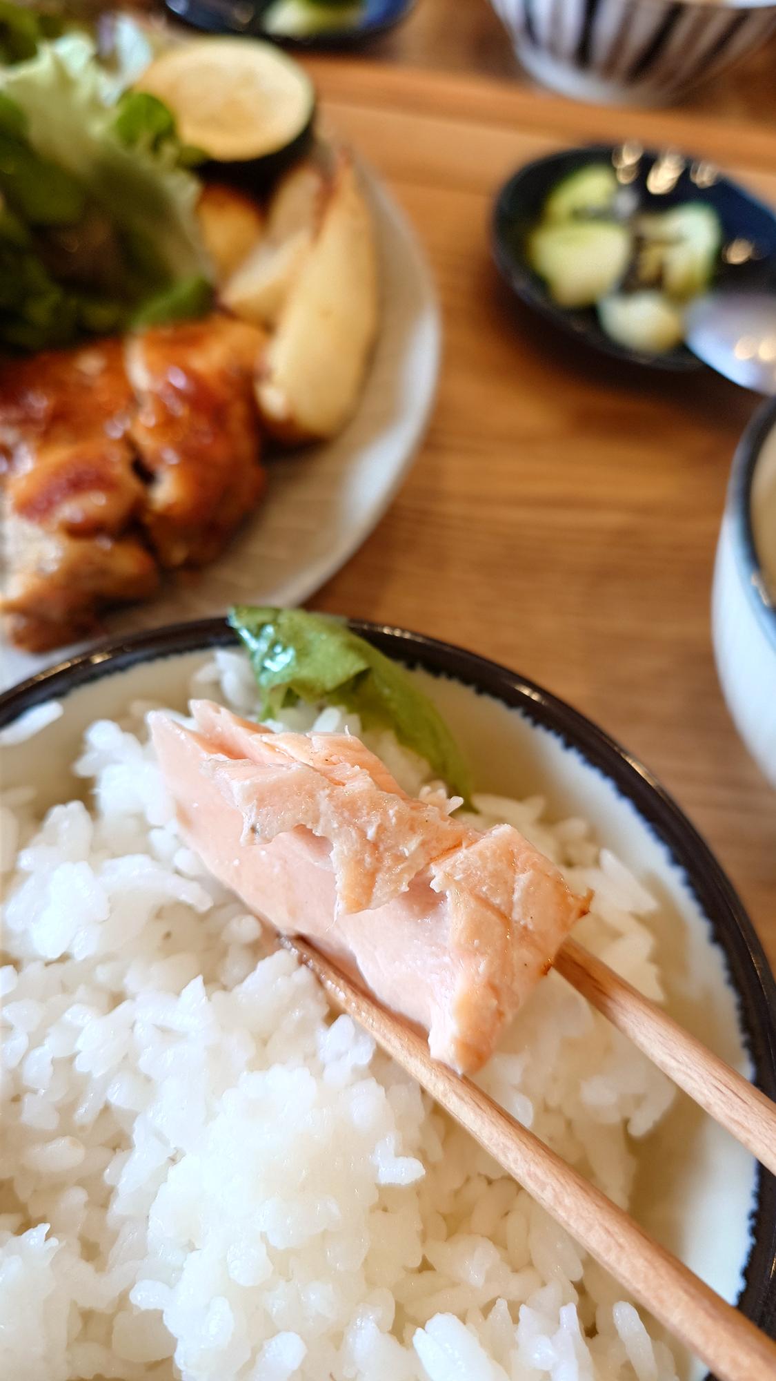 烤鮭魚排飯配菜