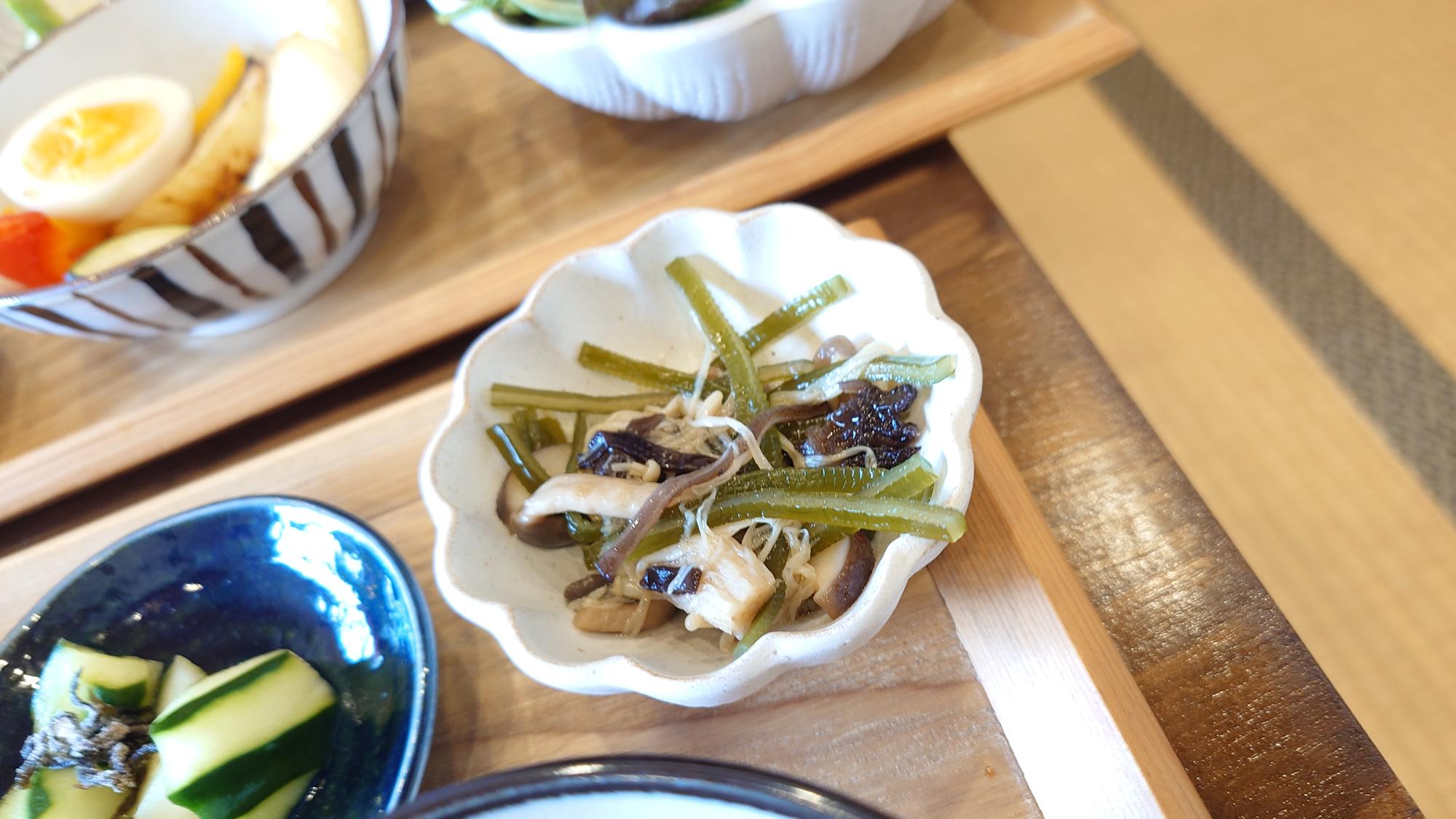 香草雞腿排配菜