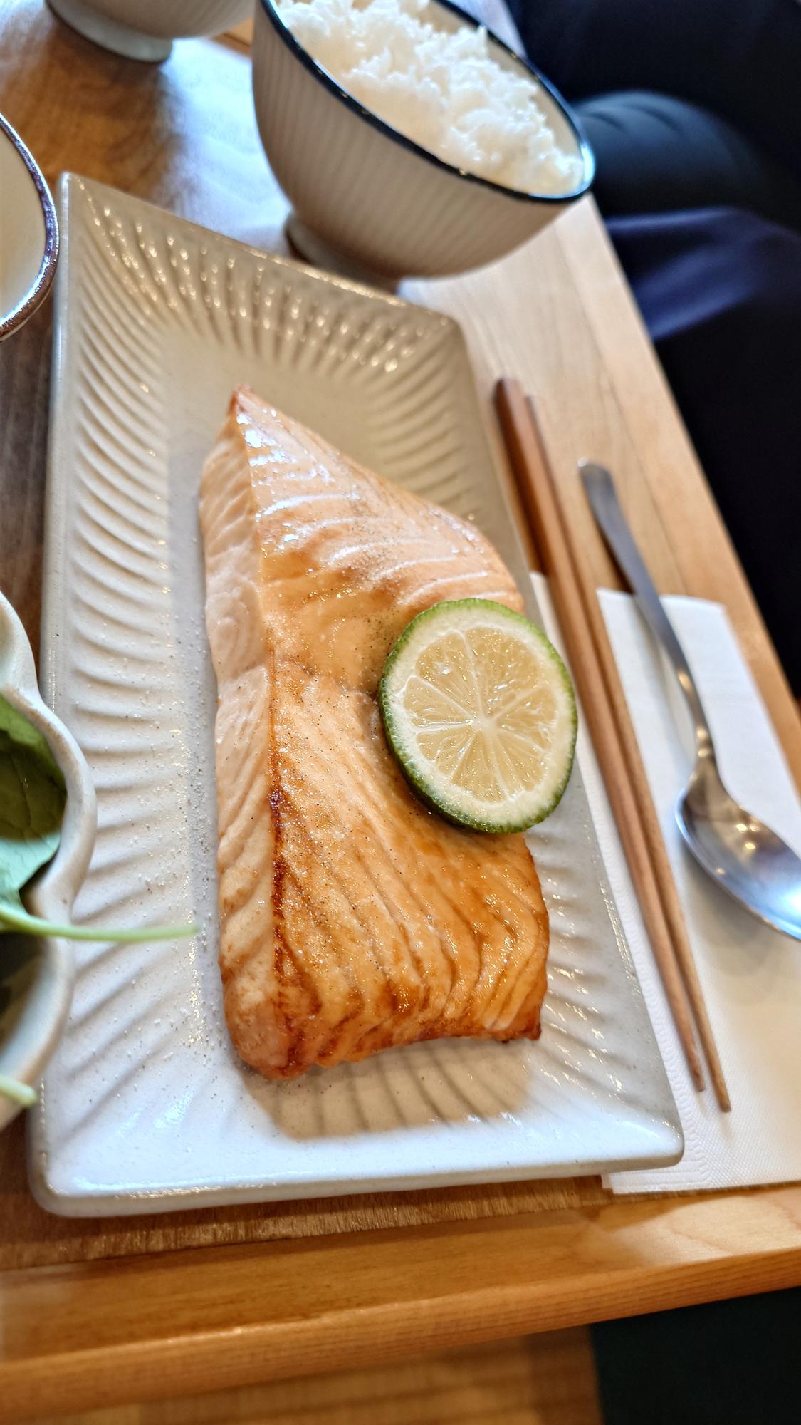 烤鮭魚排飯近拍