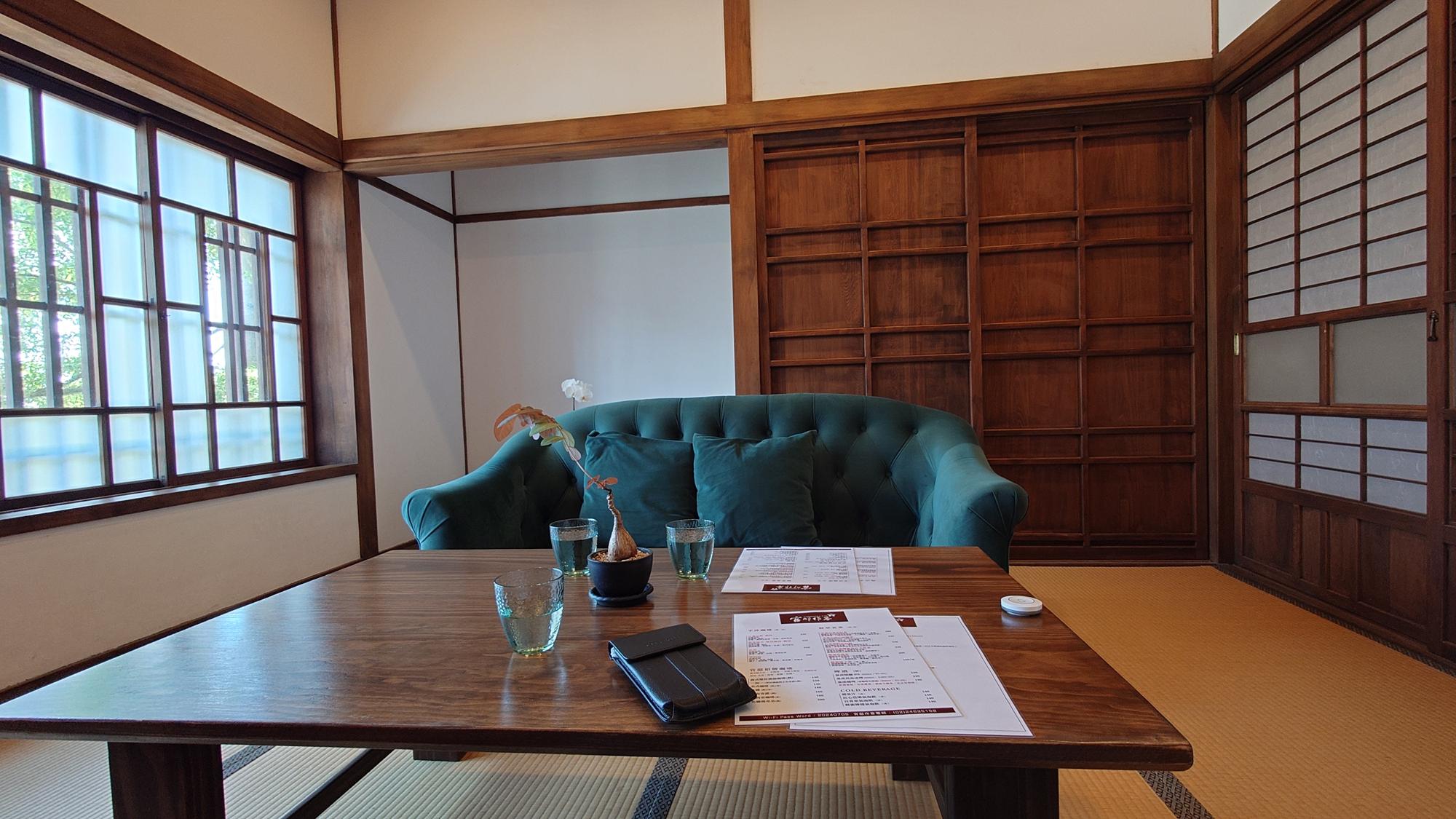 官邸作客室內明亮乾淨用餐區