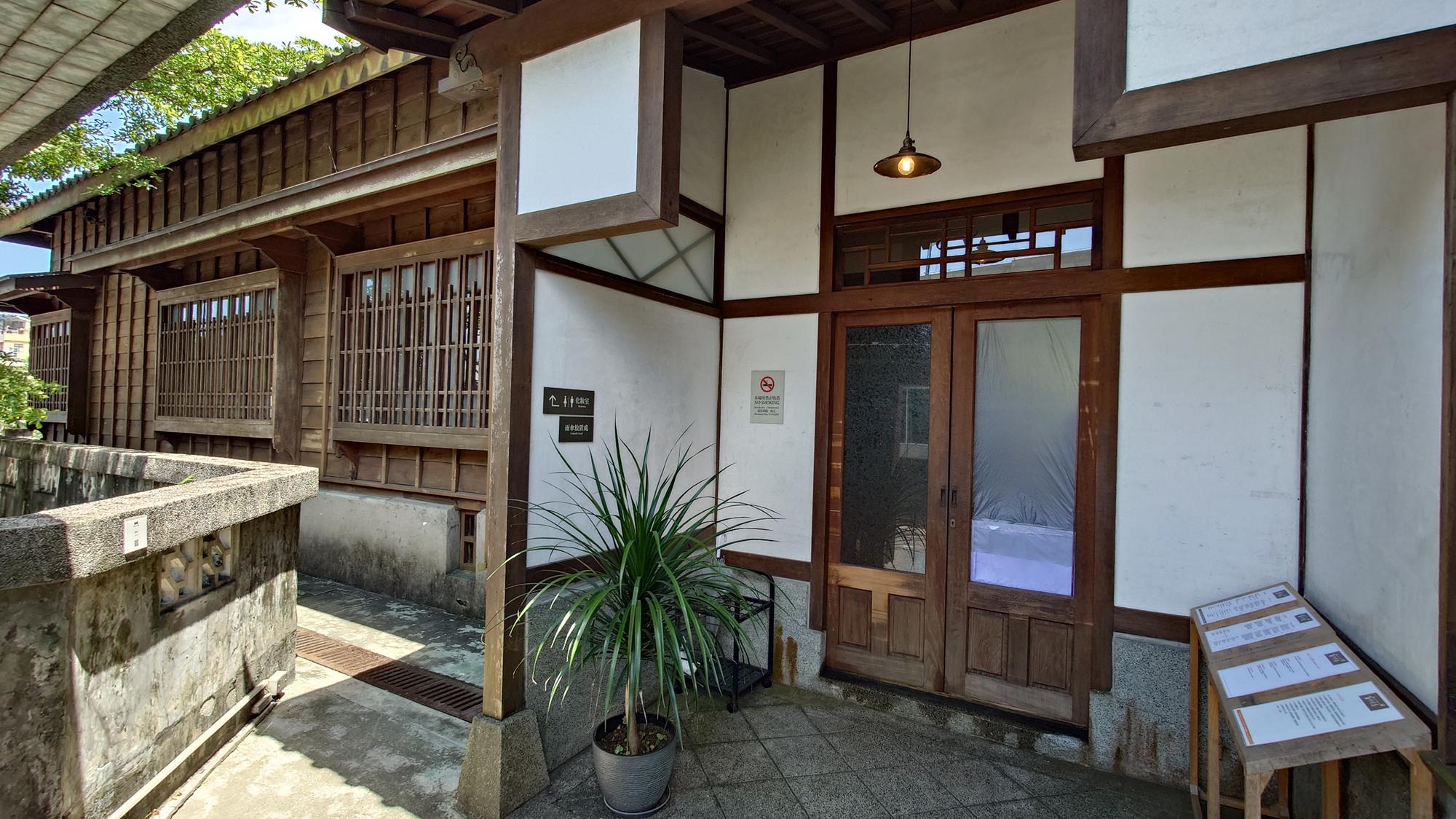 官邸作客木造走廊與庭園視角