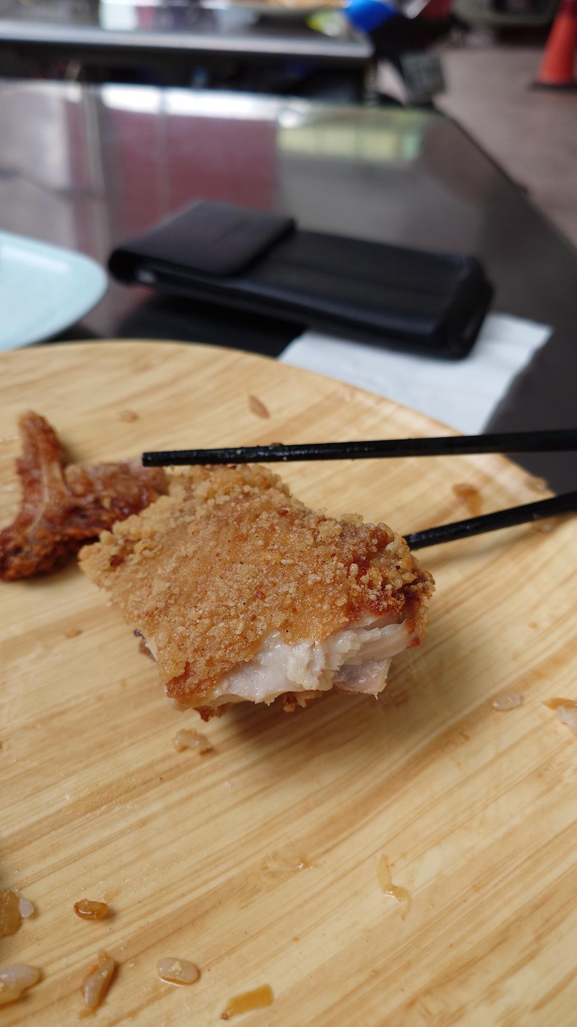 三沙灣古早味排骨飯炸雞腿外皮