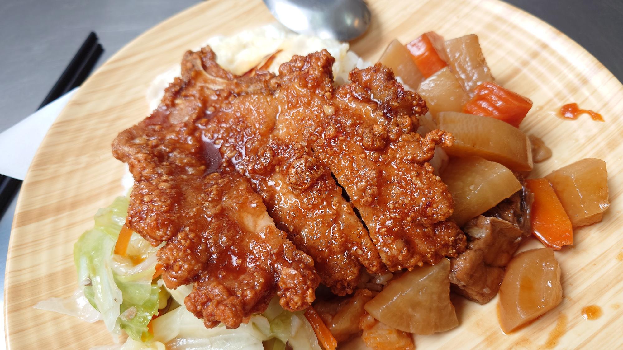 三沙灣古早味排骨飯排骨近照