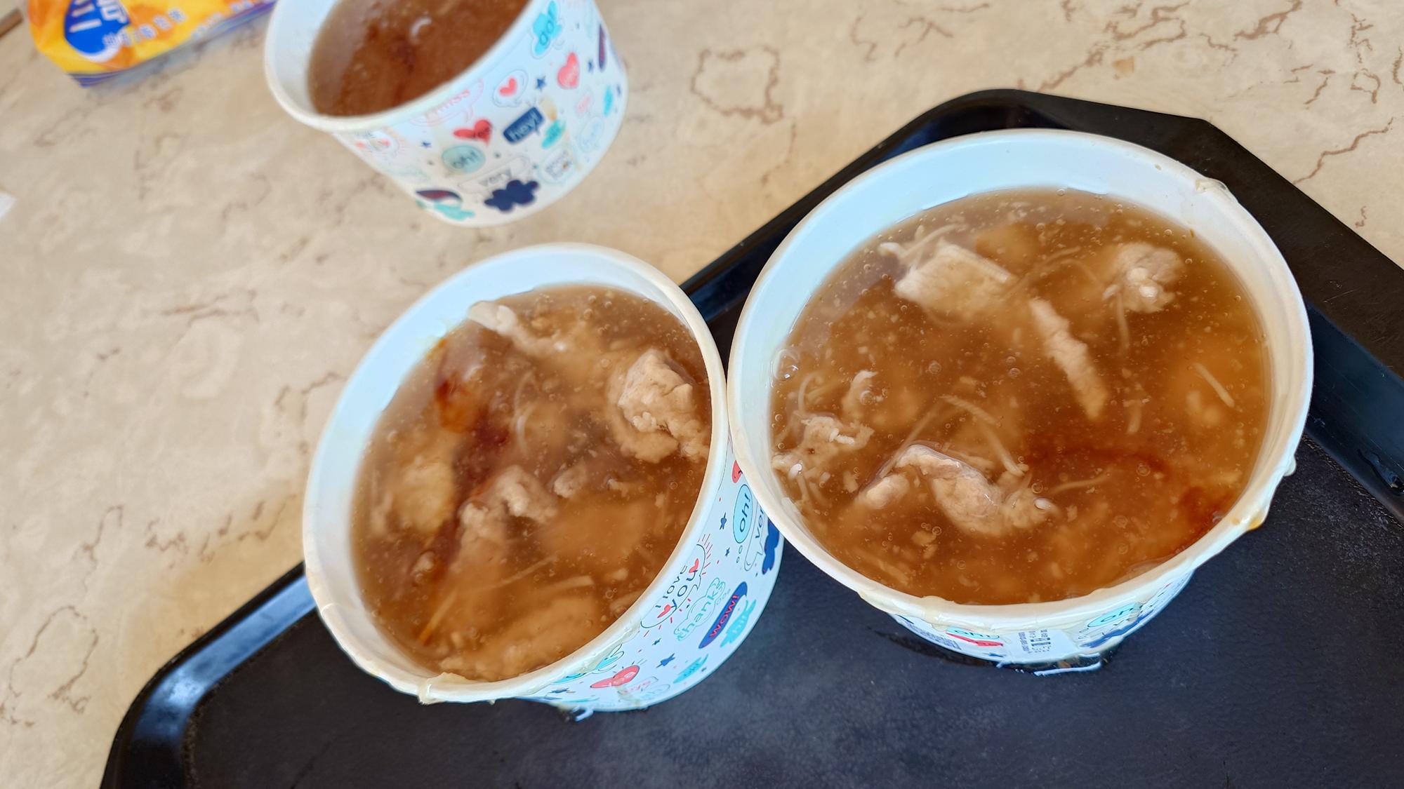林場肉羹的肉羹麵與肉羹米粉上桌