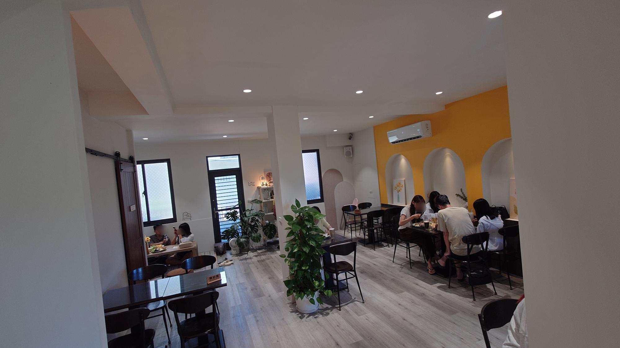 梨在角落窗邊用餐座位