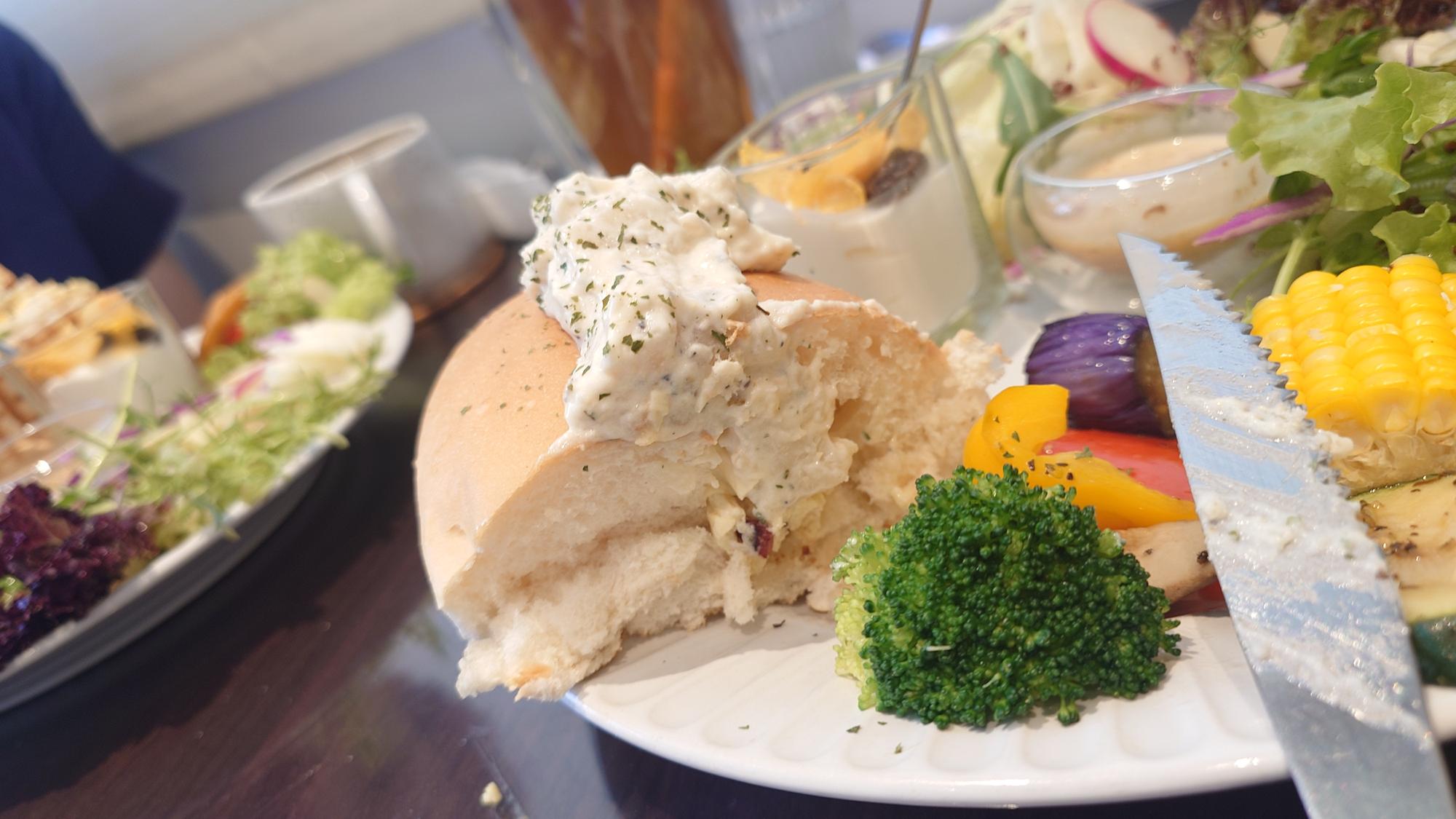 蛋蛋沙拉潛艇堡與生菜配餐