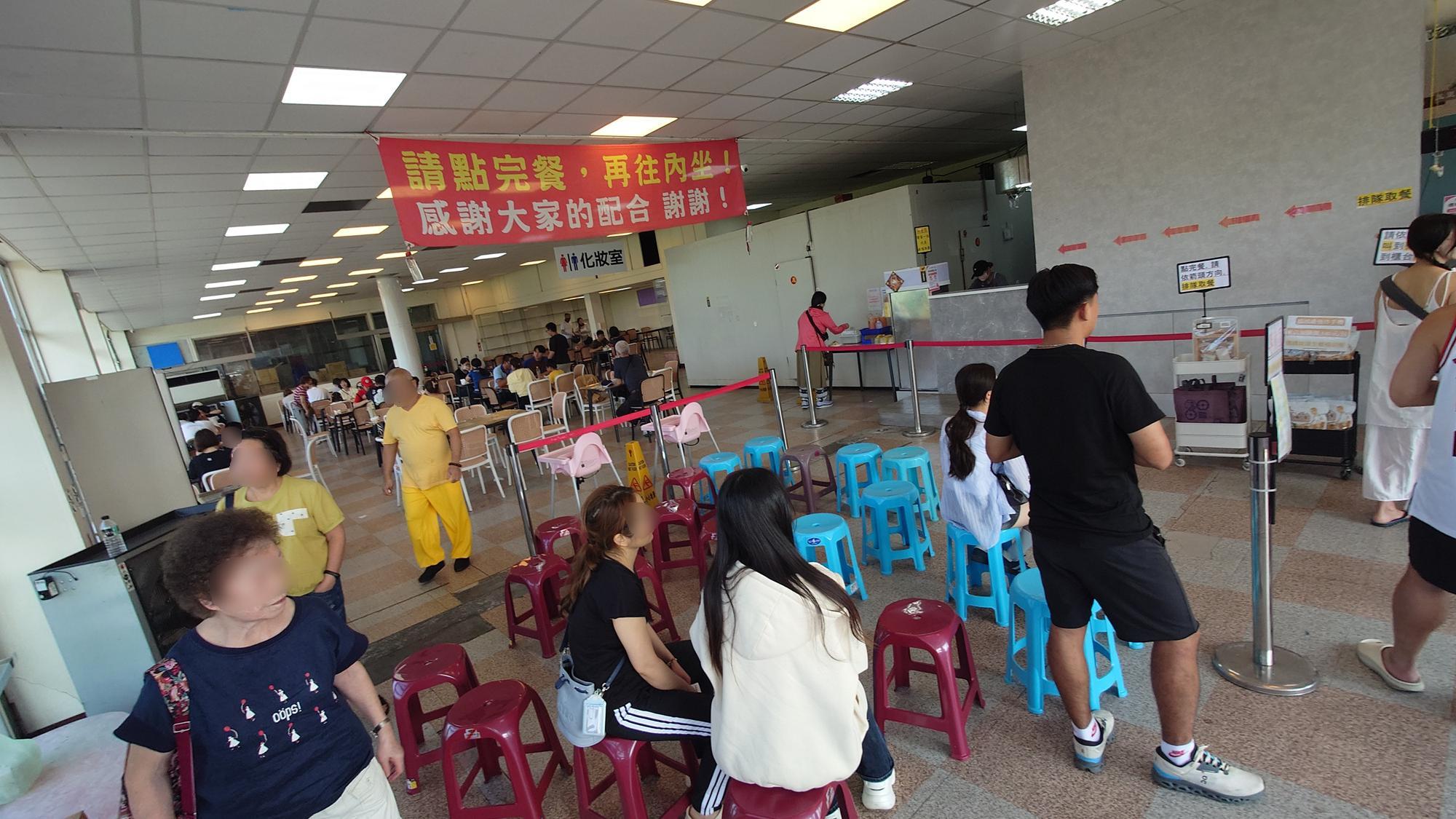 玉里橋頭臭豆腐礁溪店等待區與點餐區